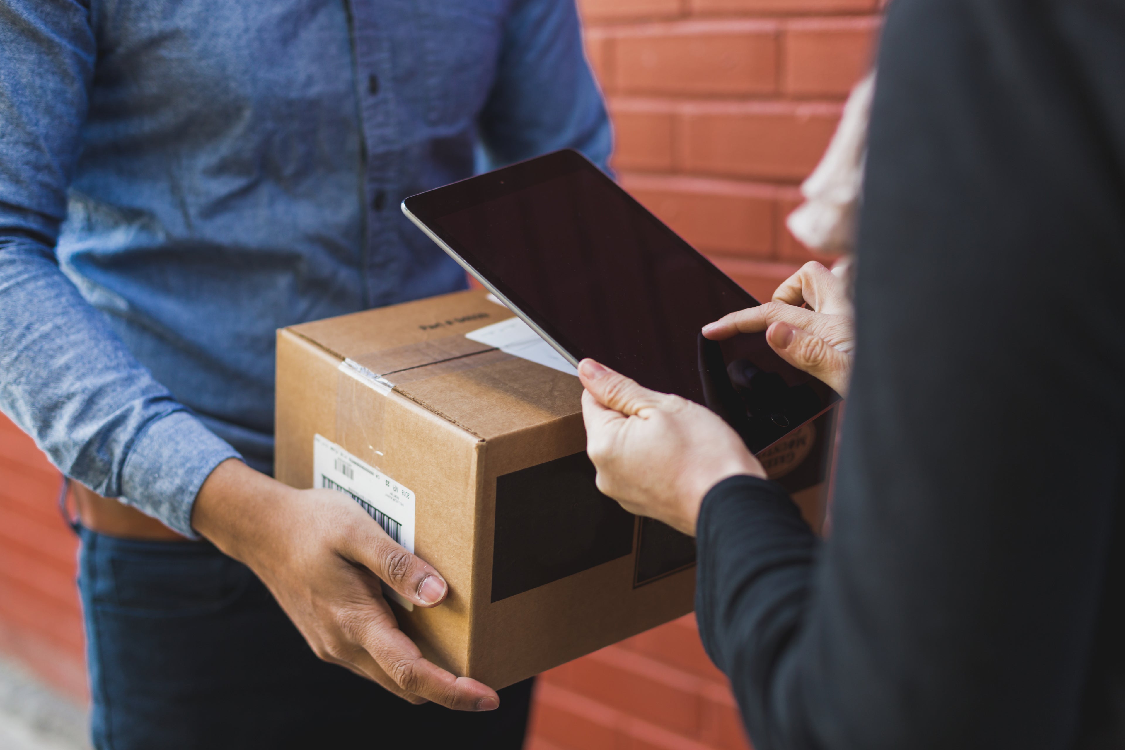 Imagen de una persona entregando una caja.